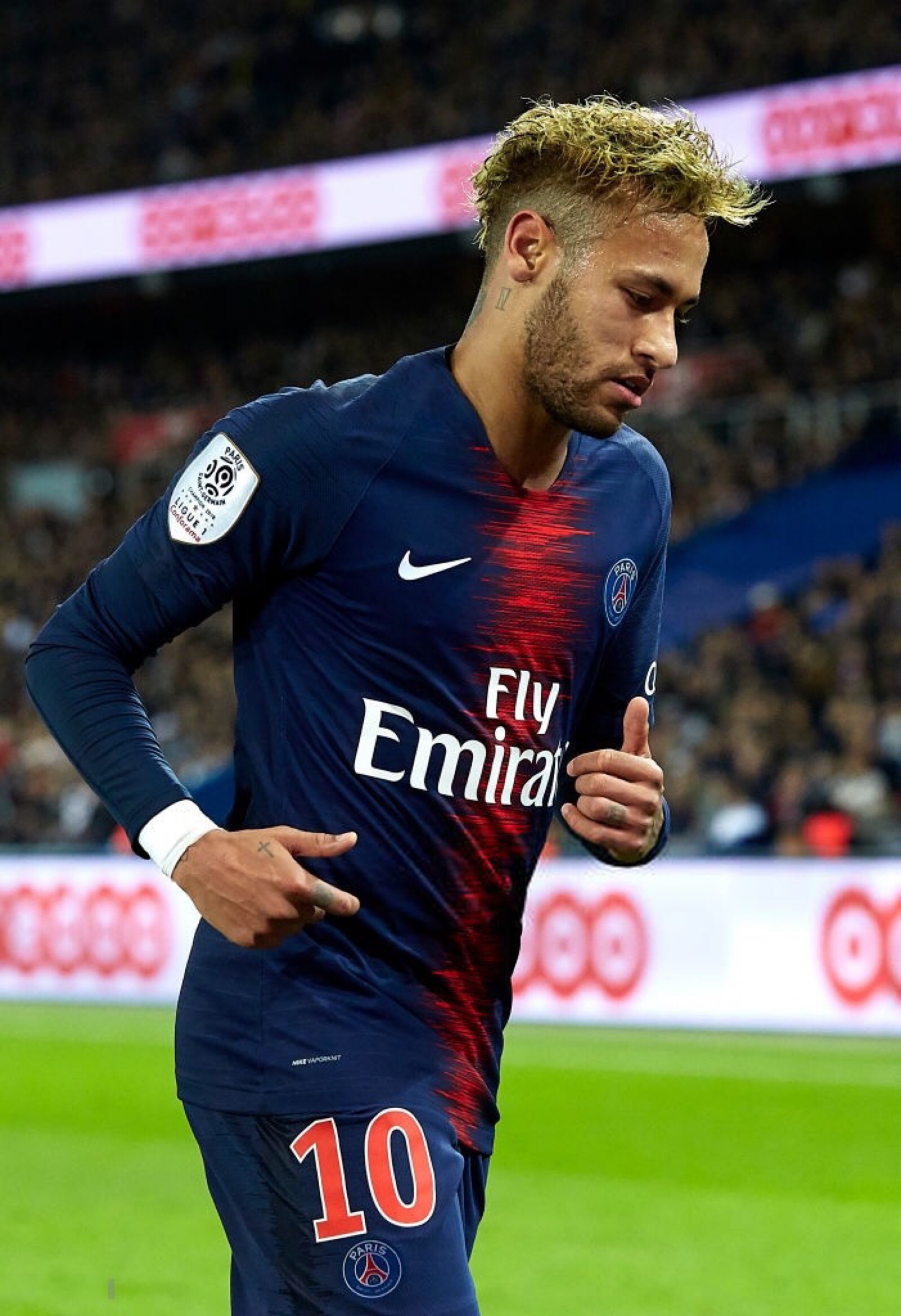 说了啥？卢克曼在被换下时与主教练尤里奇发生口角冲突（被换下不满？卢克曼与主帅尤里奇场边爆发口角）