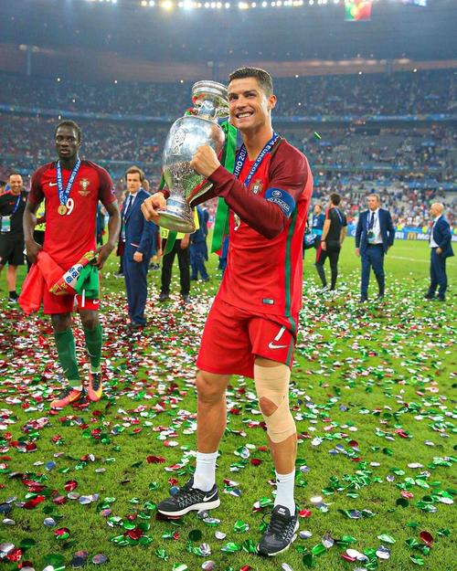 莱奥头发被拽找阿切尔比理论，后者：敢再指我就掰断你手指头（莱奥头发遭扯上前质问阿切尔比，对方威胁：再指我就掰断你手指）