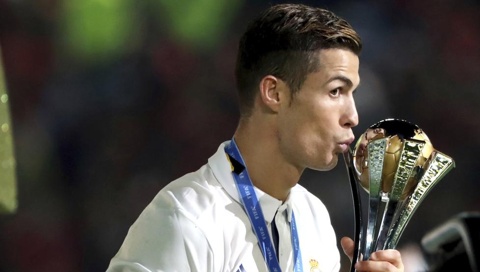 太开心了，马斯切拉诺赛后发布会上遭球员们啤酒浴“突袭”（赛后发布会大欢乐：球员突袭为马斯切拉诺献上啤酒浴）