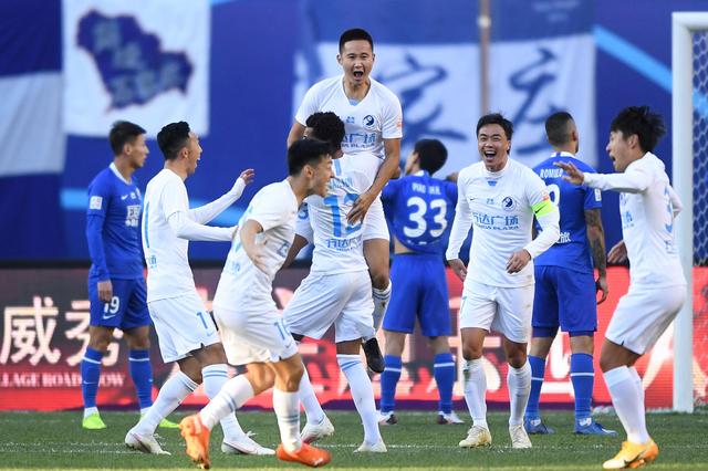 赫内斯：明年目标是德甲冠军；已准备庆祝活动？我们不想傲慢（赫内斯：明年剑指德甲冠军；被问庆祝是否已准备——不，我们不想显得傲慢）