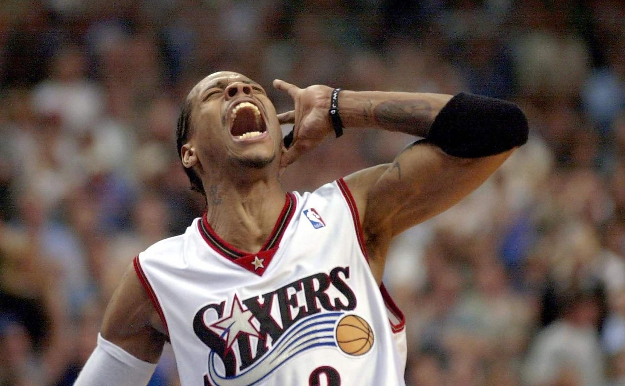 慎入，尼日利亚超比赛中一球员被对方球迷冲进场内割喉（慎入：尼日利亚联赛惊魂，对方球迷闯入赛场割喉球员）