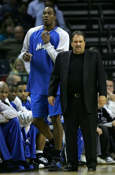 进攻状态惨淡！勇士&鹈鹕首节三分21中2仅得35分（进攻低迷：勇士与鹈鹕首节三分21投仅2中，合计仅35分）