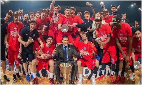 山东泰山今天下午在基地举行球迷开放日，一百多名球迷到场（山东泰山基地今日下午向球迷开放，百余名球迷到场）