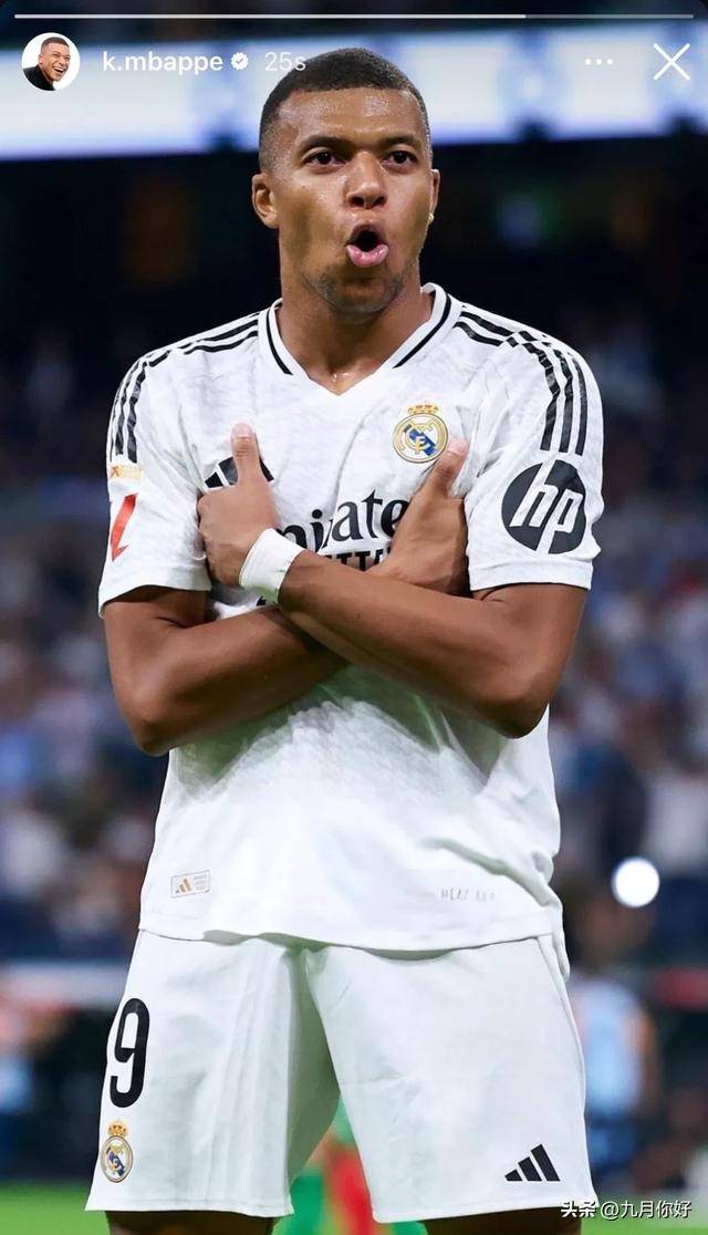 科贝记者：法兰克福球迷往巴萨球迷区投掷杂物甚至发射焰火（科贝记者称：法兰克福球迷向巴萨看台抛掷杂物并燃放焰火）