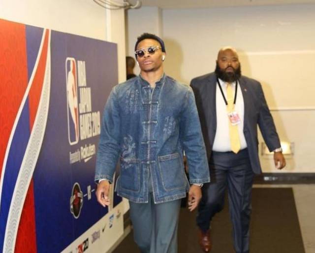 世体：阿隆索回归获利物浦球迷热烈欢迎，阿诺德却遭嘘声相待（世体：阿隆索回归获红军球迷热捧，阿诺德反遭嘘声）